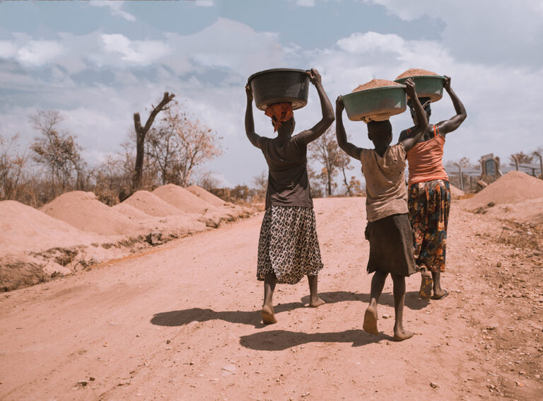 Femmes transportant des matériaux de valorisation des déchets