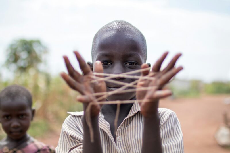 Enfant jouant avec une ficelle entre les mains