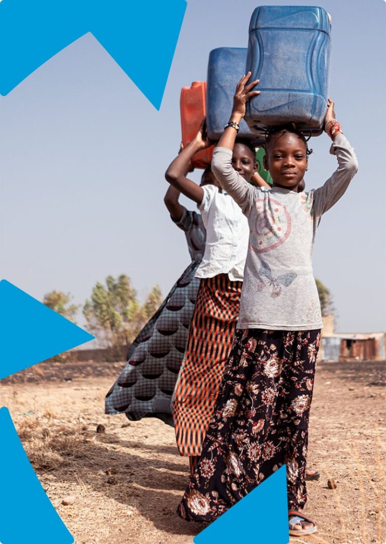 Jeunes filles transportant de l'eau au Sahel
